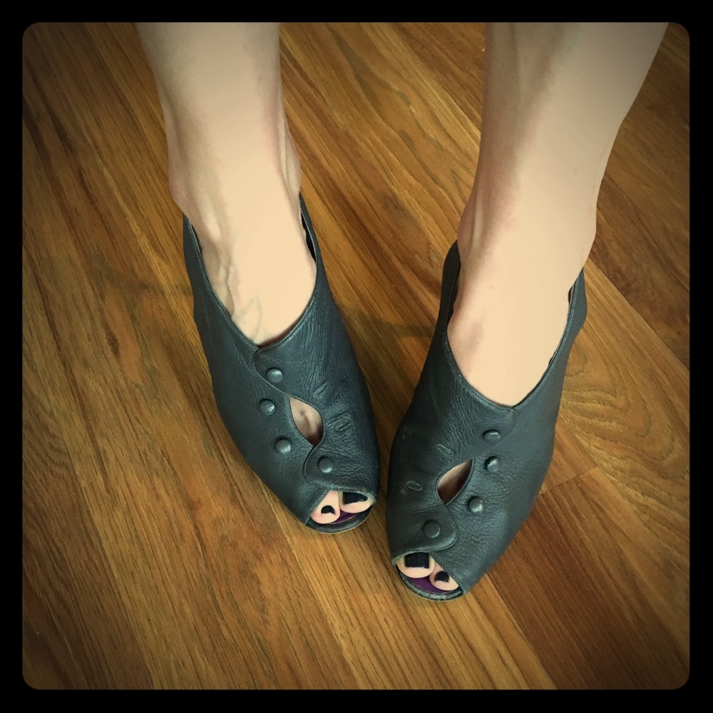 Manolo Blahnik fabulous gray heals, size 40.5